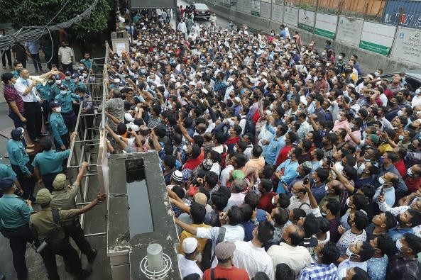 Saudi returnees stage demo for tickets again