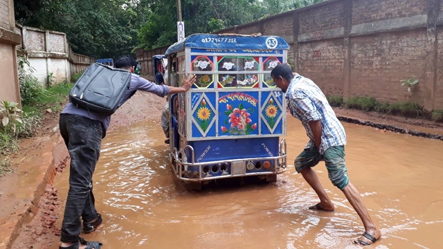 Shabby road to Shalban Bihar, Mainamati drives tourists away
