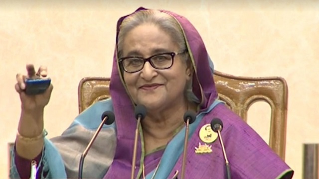অসচ্ছল মেধাবীদের মাঝে উপবৃত্তি-টিউশন ফি বিতরণ উদ্বোধন