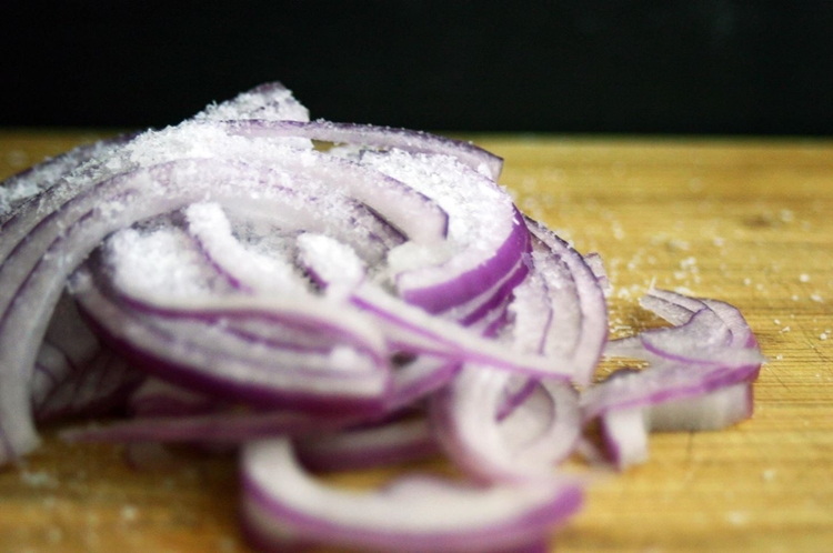 Onion prices keep falling, salt market stable
