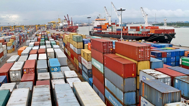 Writ challenges fees for entering river port terminals 