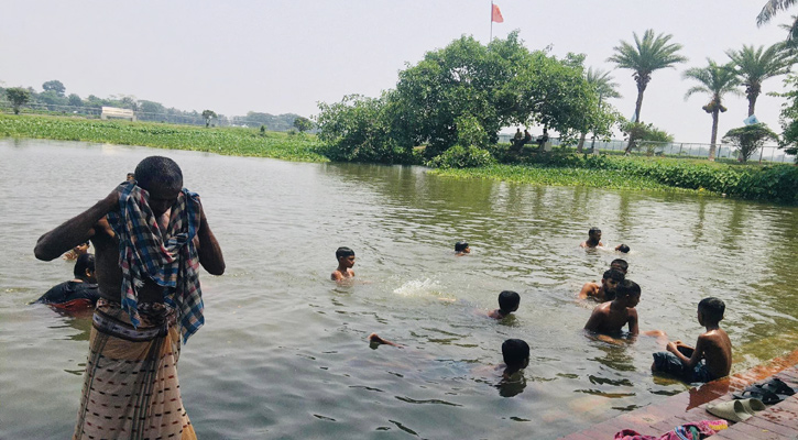 গরমে লোডশেডিংয়ে ভুগছে গ্রামের মানুষ