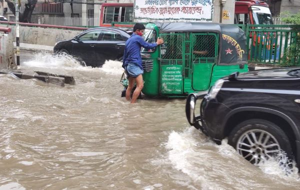 ঢাকায় মুষলধারে বৃষ্টি, ভোগান্তি চরমে